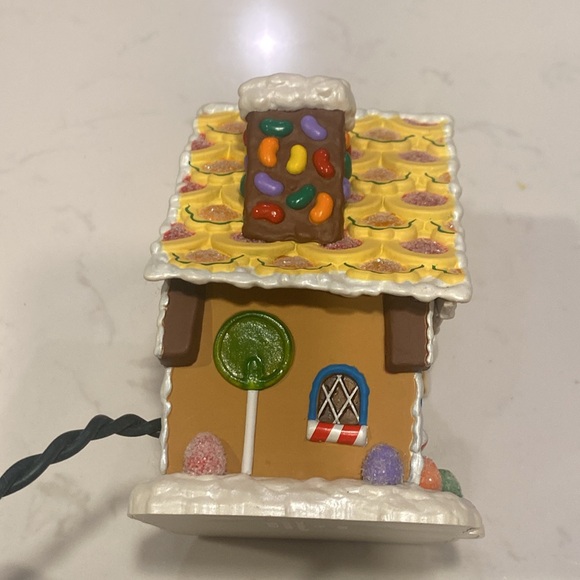Hallmark Ornament: 2002 light up Gingerbread Cottage - Picture 11 of 13